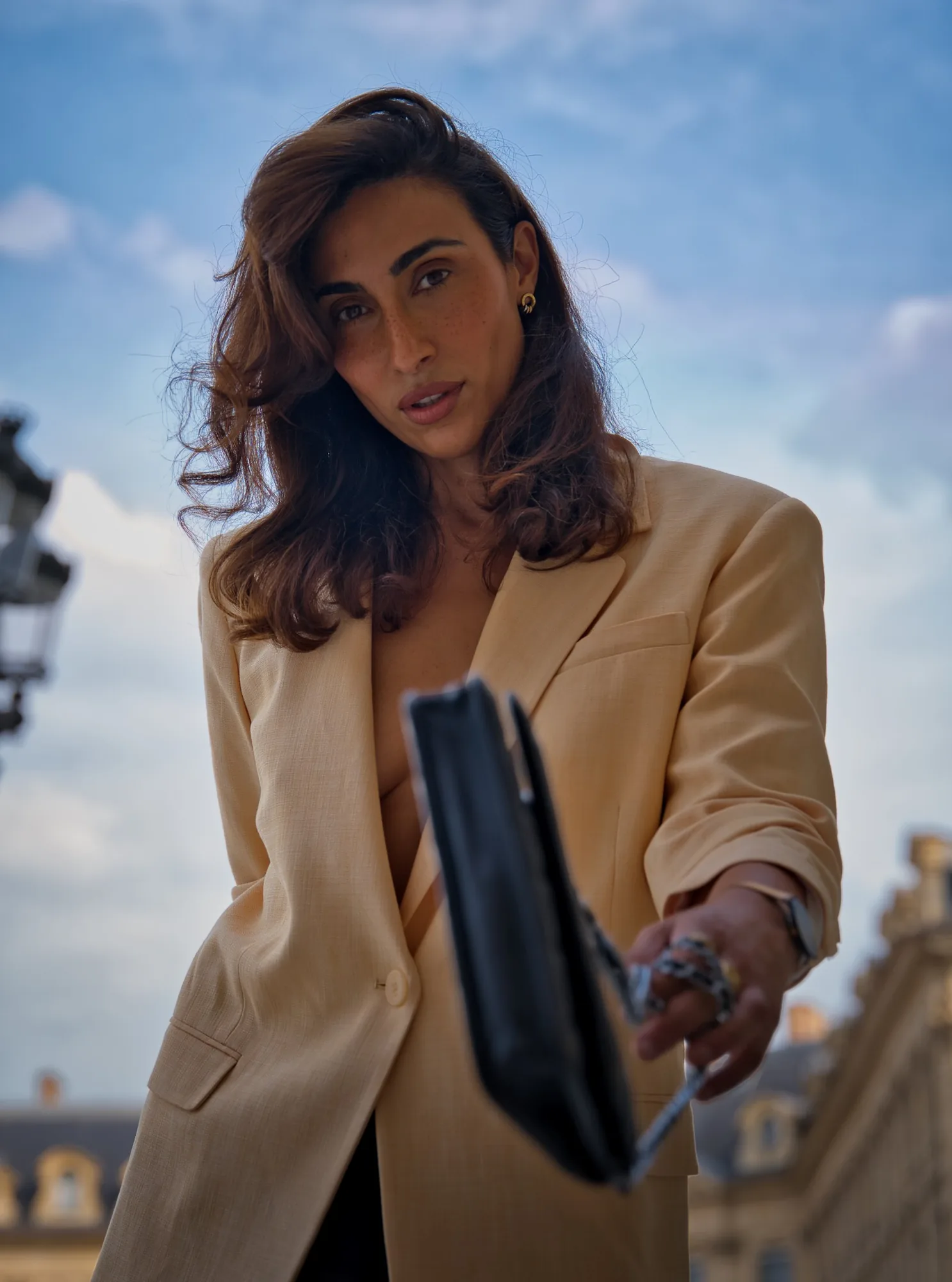Sabrina en blazer beige place Vendôme, direction artistique HENLAW Paris