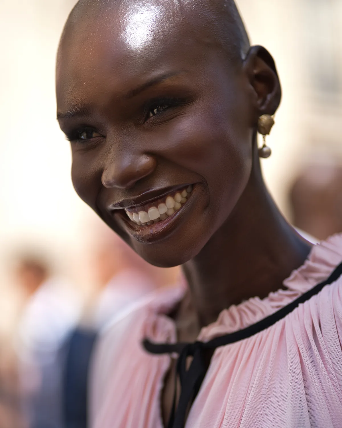 Portrait souriant en marge de la Fashion Week de Paris, direction artistique HENLAW Paris